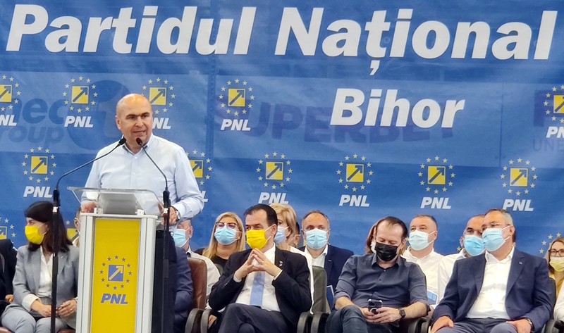 &nbsp;Ilie Bolojan, în 2021, alături de alți lideri liberali, la conferința județeană de alegeri PNL Bihor. Orban și Cîțu erau încă împreună - foto Agerpres
