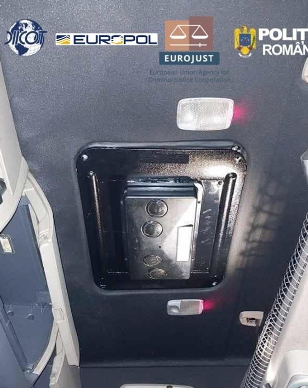 Șoferi români de TIR au transportat 1,7 tone de droguri în Europa, pentru traficanți albanezi, în compartimente secrete