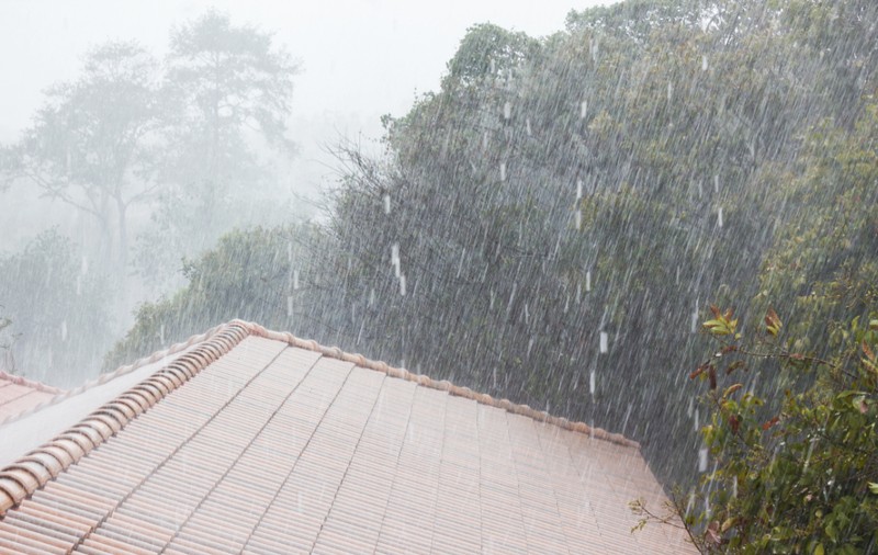 ANM a emis pentru sâmbătă noi avertizări de fenomene meteo extreme: furtuni puternice, dar și caniculă în următoarele ore