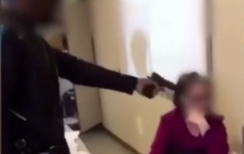 VIDEO | Adolescent filmat în timp ce amenința o profesoară cu pistolul. Ce i-a cerut tânărul cadrului didactic