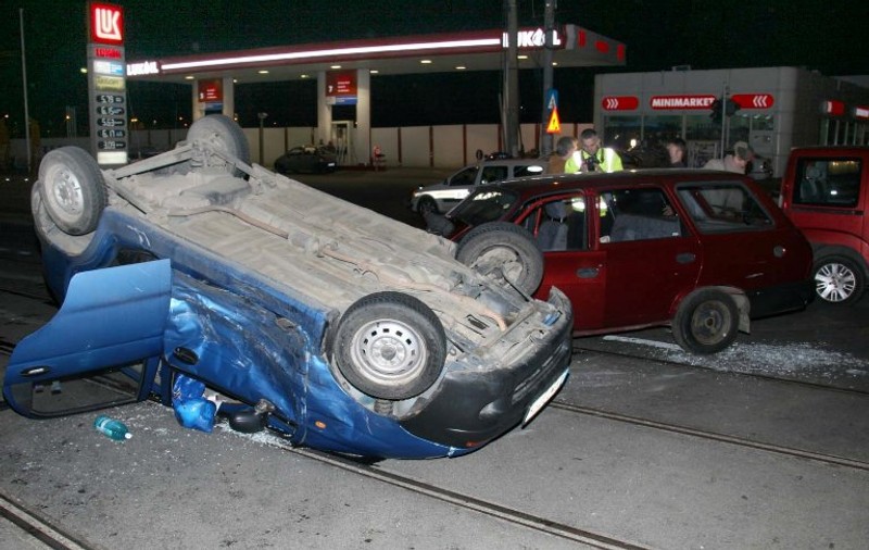 Accident spectaculos în Bucureşti. S-a dat cu Matiz-ul peste cap şi a băgat patru oameni în spital