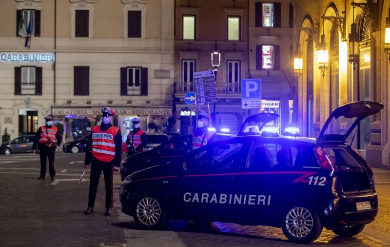 O româncă a fost atacată și stropită cu acid, pe o stradă din Roma. Poliția îl caută pe agresor