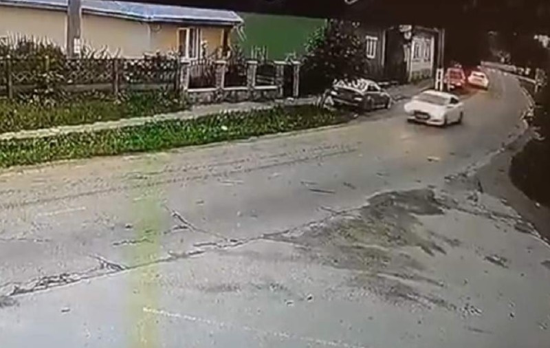 Video. Tentativă de răpire a unei eleve de 12 ani. Agresorii au încercat să o ia pe sus pe minora dintr-o localitate din Bistriţa-Năsăud