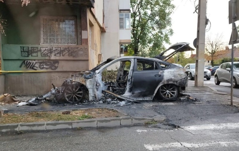 Mașină de lux din Craiova, incendiată intenționat. Proprietarul e un sportiv SCM și antrenor de fitness