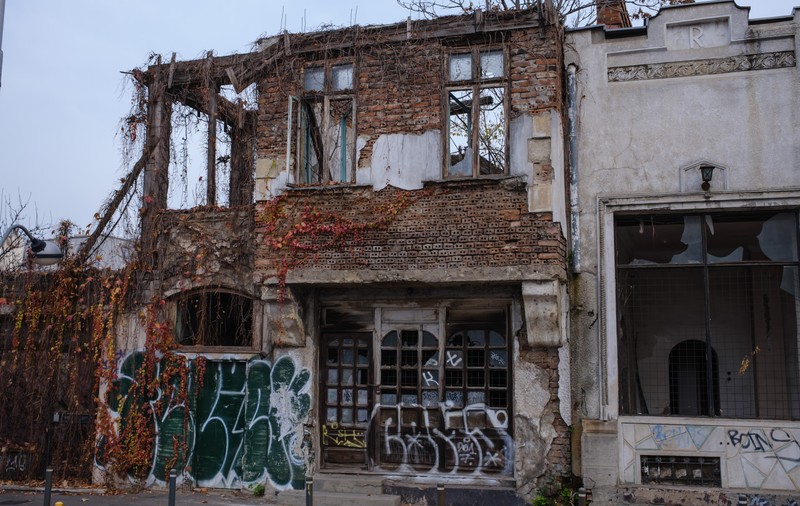 Bucureștiul care se prăbușește. Zeci de clădiri istorice de pe străzile Berzei și Buzești arată ca după bombardament