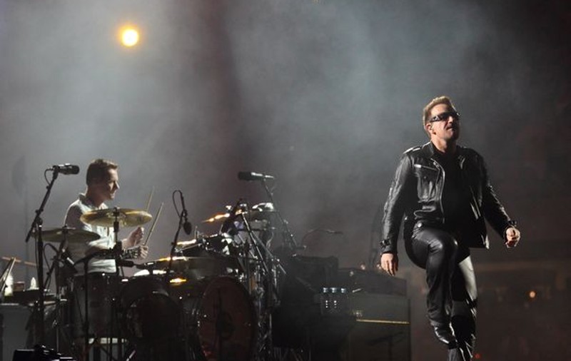 Video | Ce gest: Bono a chemat pe scenă un fan orb şi a cântat alături de el