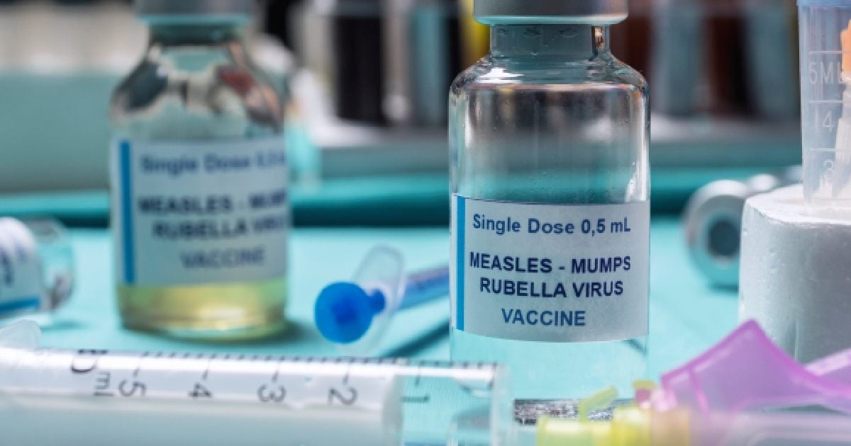 Pe o masă sunt două doze de vaccin ROR si o seringa. Dr. Sandra Alexiu despre rujeola si o complicatie care paralizeaza