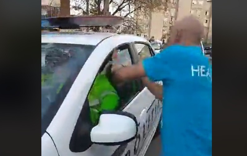 Incident șocant în Hunedoara, live pe Facebook! Polițiști alungați cu pietre, când verificau dacă oamenii respectă restricțiile
