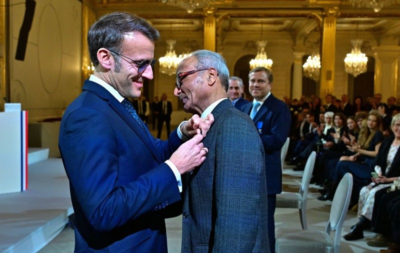 Ultimul vânzător ambulant de ziare din Paris, decorat de Emmanuel Macron: nu are cetățenie, deși e în Franța de 50 de ani