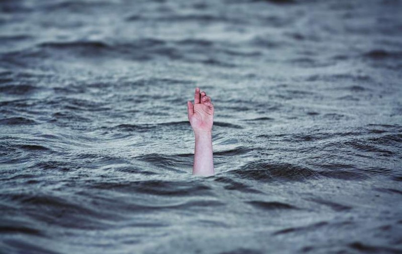 Doi copii s-au înecat într-un canal. Tatăl unuia dintre ei a avut un șoc dublu: ”Am observat o mână a fiului meu și l-am scos din apă”
