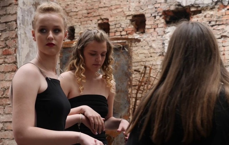 VIDEO. Vals pe ruine. Momentul în care absolvenții din Harkov dansează pe fundalul școlii distruse. Apariție-specială la spectacol