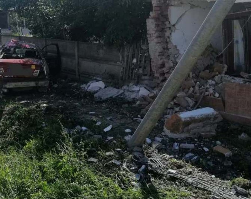 Accident mortal în județul Alba. Un copil de 5 ani a murit după ce mașina în care se afla a intrat într-un stâlp şi o casă