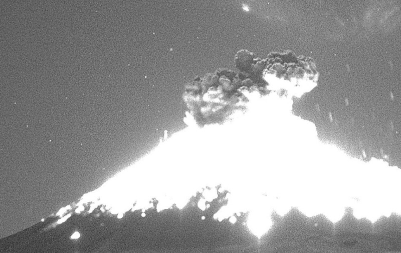 FOTO & VIDEO | Vulcanul Popocatepetl din Mexic a erupt de patru ori în 24 de ore