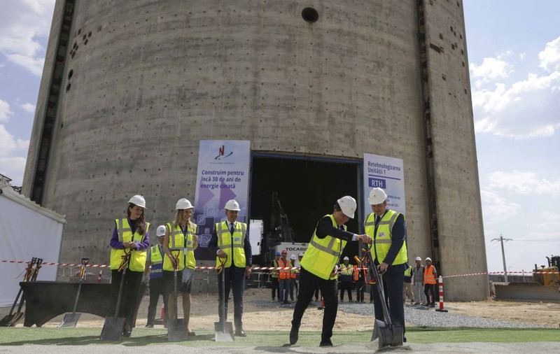 Nicușor Dan, cu lopata în mână pe șantierul centralei nucleare de la Cernavodă: investiție de 3 miliarde de euro