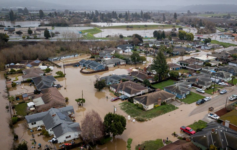 Statul California, măturat de inundații din cauza furtunilor puternice. Mii de locuitori evacuați și pene de curent masive