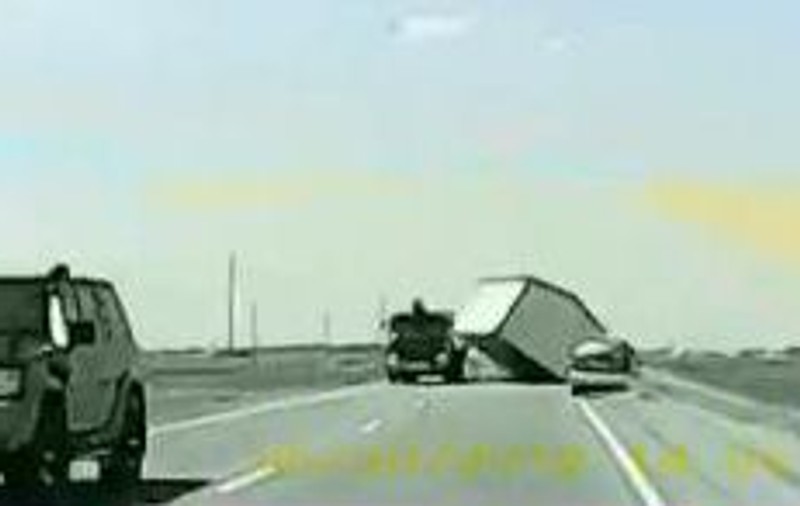 Uite prima casă care a intrat într-o maşină pe şosea! | VIDEO