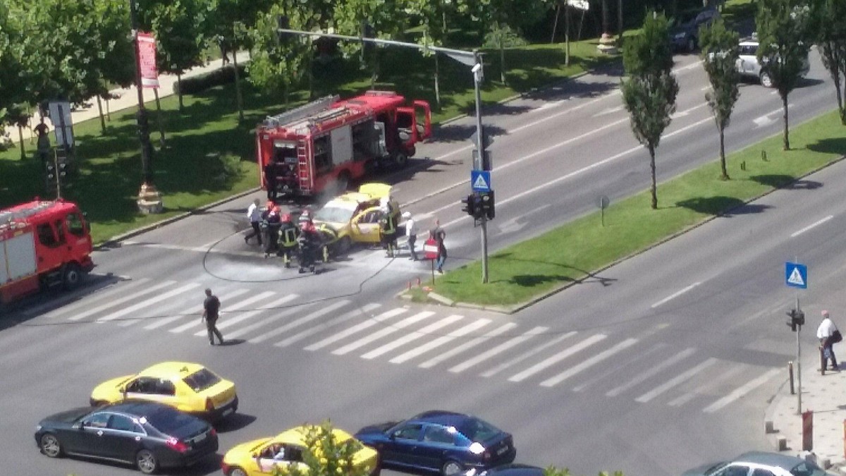 O mașină a luat foc în fața Bibliotecii Naționale din București
