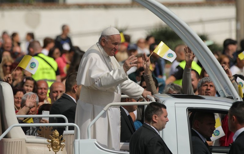 Papa Francisc, obligat să se roage singur în Catedrala Aleksandr Nevski din Sofia după ce a fost boicotat de preoții ortodocși din Bulgaria