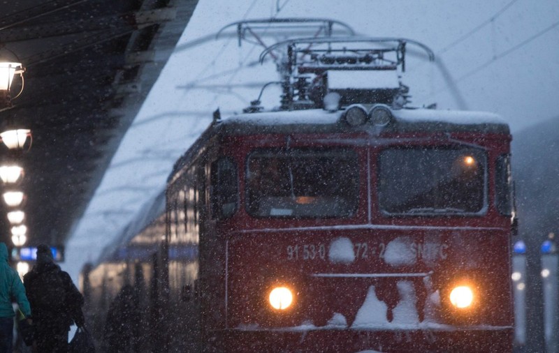 Un adolescent din Vrancea a murit electrocutat, după ce s-a urcat pe un vagon de tren