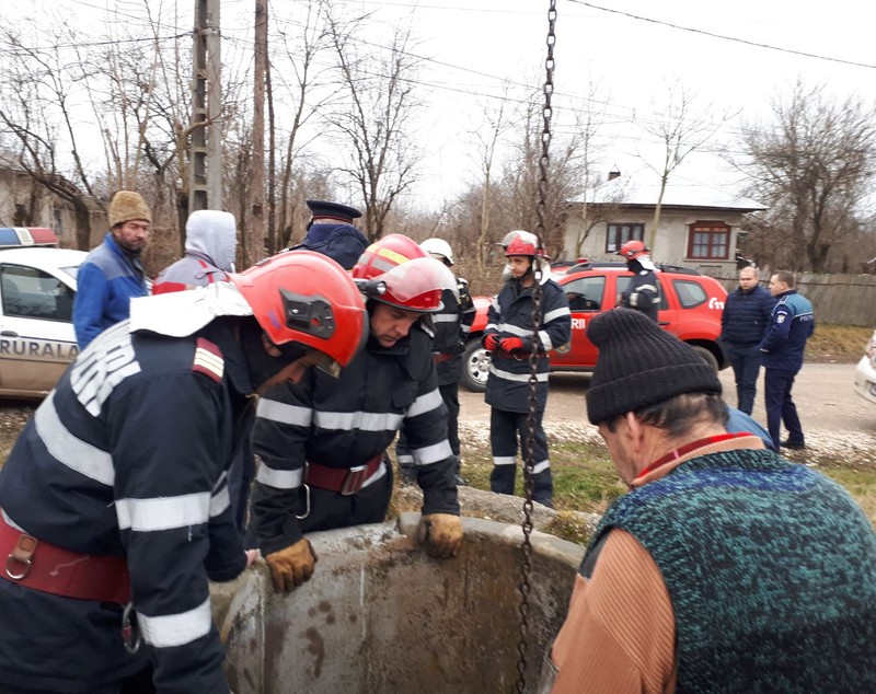 FOTO|O bătrână de 91 de ani din Teleorman a scăpat cu viață după ce a căzut într-o fântână îngustă de un metru