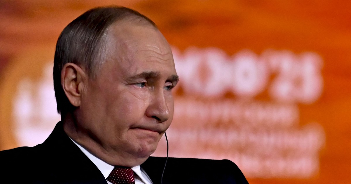 Vladimir Putin surprins în timp ce-și strânge buzele în cadrul Forumului Economic de la Sankt Petersburg, desfășurat în iunie 2025. Liderul rus poartă un sacou negru, o cămașă albă și o cravată roșie cu buline.