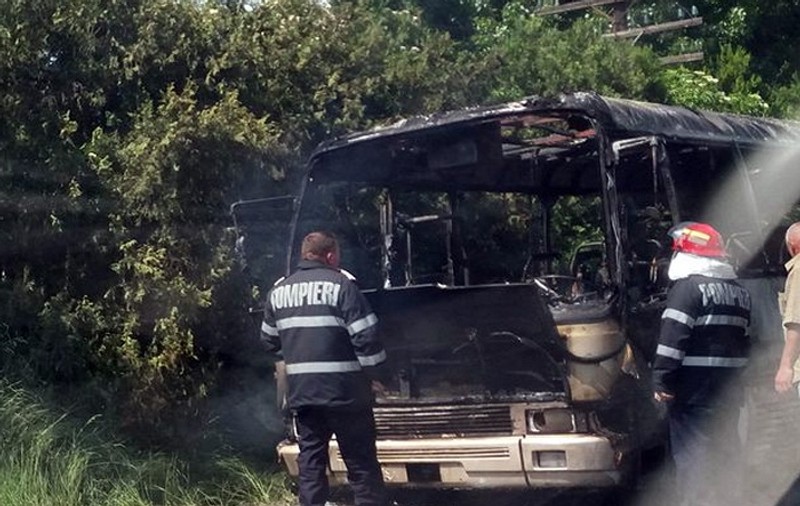 Un autobuz cu 17 pasageri la bord a luat foc în mers in judetul Bihor