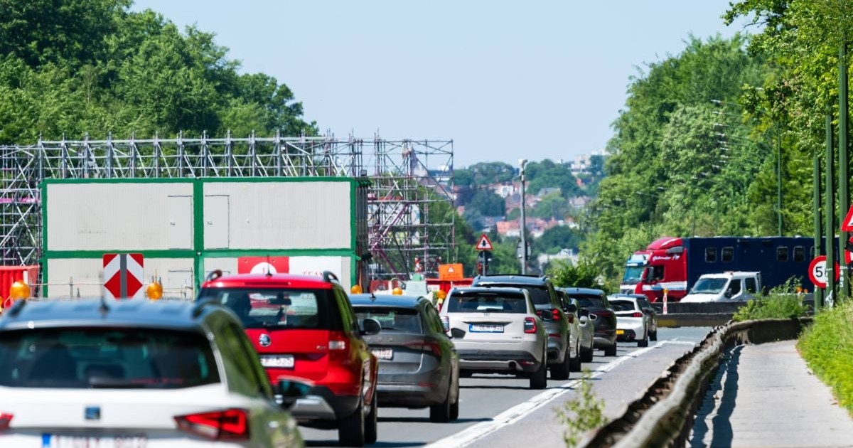 Ambuteiaj din cauza lucrărilor rutiere la intersecția și tunelul Leonard, Auderghem, Bruxelles, Belgia, 10 mai 2025