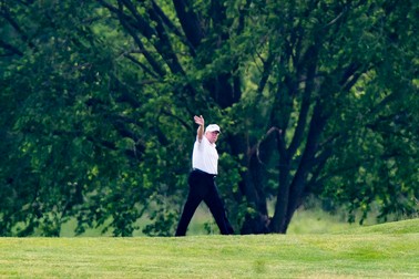 Donald Trump jucând golf pe 23 mai. Foto: EPA