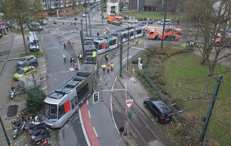 13 răniți după ce un tramvai a deraiat, în Düsseldorf. 9 oameni au ajuns la spital
