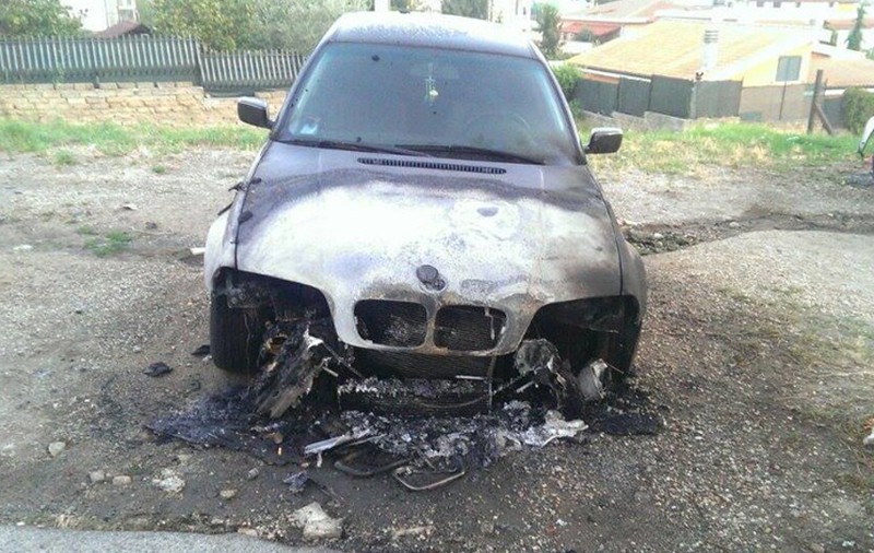 S-au trezit cu mașinile incendiate! Atac rasist în Italia la adresa unor români din Satu Mare