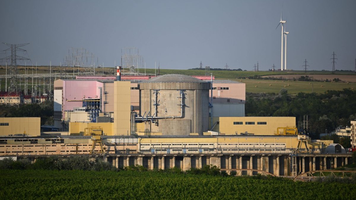 Centrala Nucleară de la Cernavodă, cu clădirile reactoarelor fotografiate din depărtare, cerul pe fundal