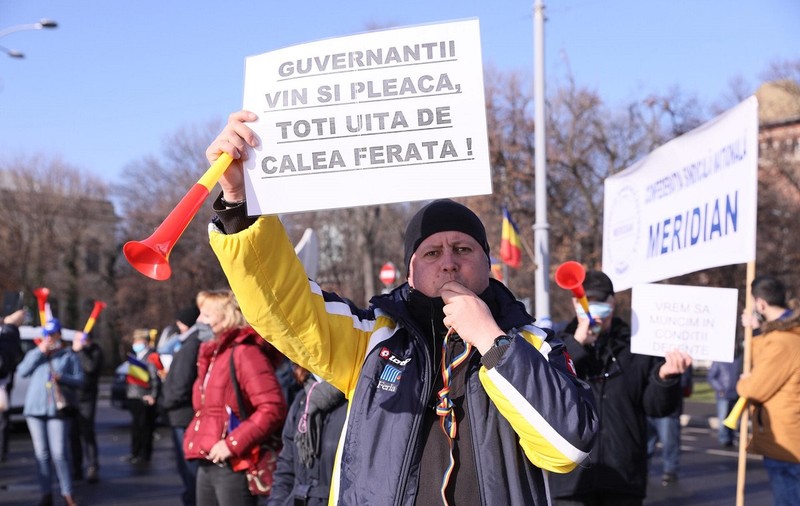 Feroviarii protestează în fața Guvernului, după ce le-au fost înghețate salariile. Ei vor bani și pentru materialul rulant de pe calea ferată
