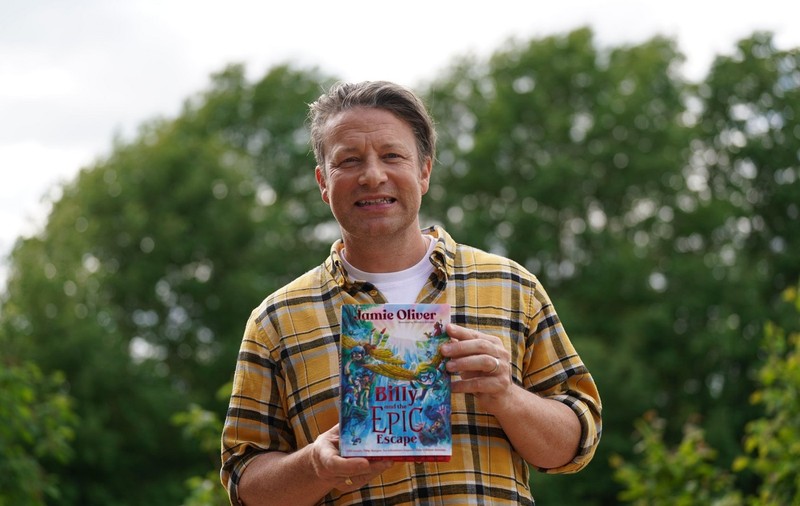 Bucătarul Jamie Oliver retrage de la vânzare cartea sa pentru copii după ce a fost criticat de comunitatea indigenă din Australia 