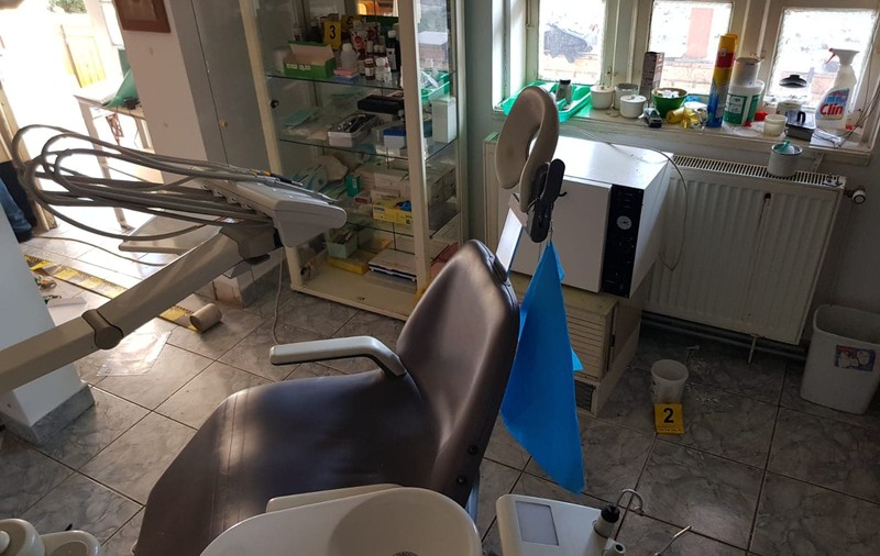 FOTO/VIDEO | Percheziții în Ilfov la un nou medic fals! Un zidar cu opt clase era dentistul satului