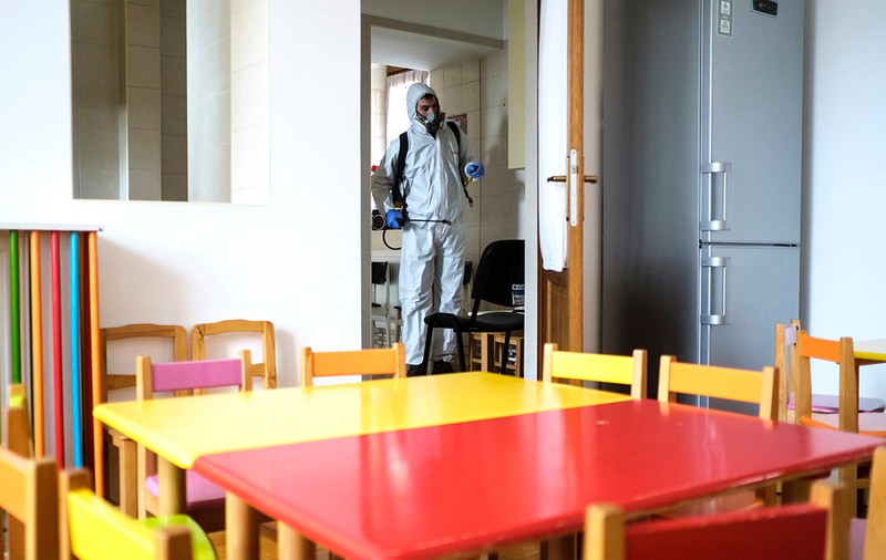 Afterschoolul din București la care mergea fetița a cărei mamă a fost diagnosticată cu COVID-19, închis. “Facem dezinfecție”