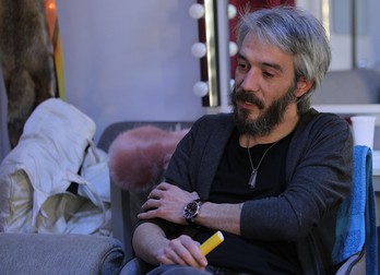 Vlad Corbeanu acordă un interviu ziarului Libertatea în cabina actorilor, la Teatrul Mic