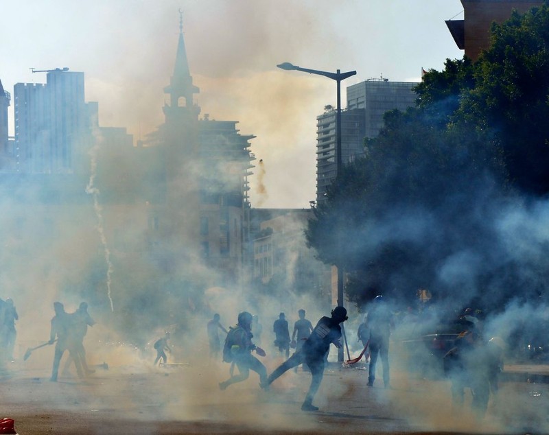 Proteste violente în Beirut | Manifestanții au ocupat mai multe ministere. Peste 200 de persoane au fost rănite, iar un polițist a fost ucis