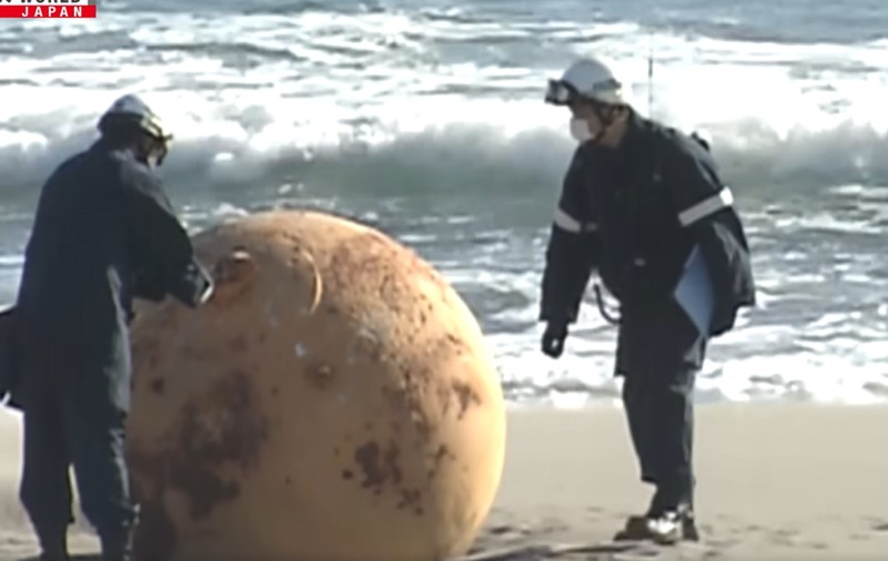 Minge gigantică de fier, găsită pe o plajă din Japonia. Autoritățile încă fac verificări: „Este acolo de o lună” | VIDEO