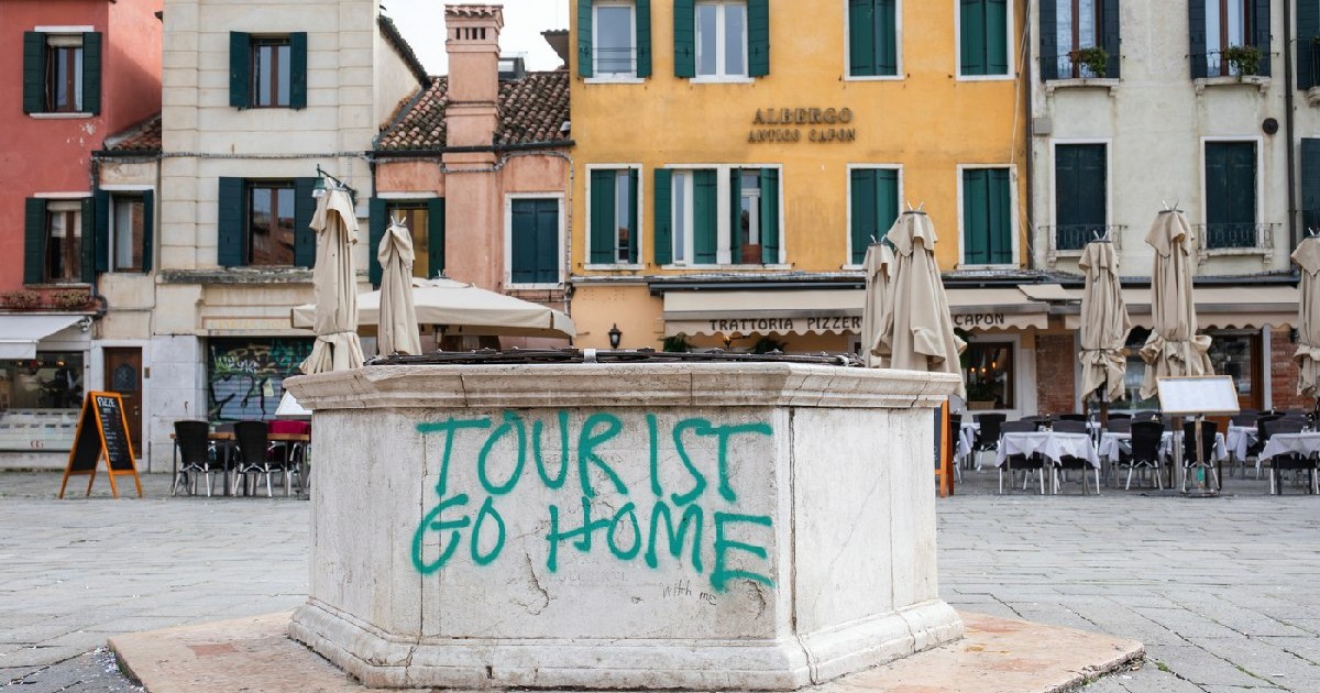 Protest împotriva turismului excesiv, slogan pulverizat pe o fântână, Campo Santa Margerita, Veneția, Italia, Europa