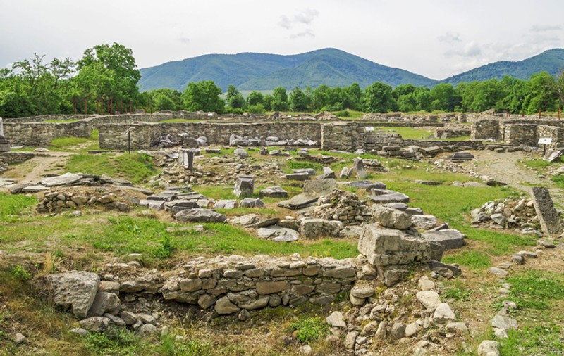 EXCLUSIV LIBERTATEA | Cetatea Ulpia Traiana va fi reconstruită! Iată cum vor arăta Amfiteatrul și Forul din incinta sitului aflat în județul Hunedoara!