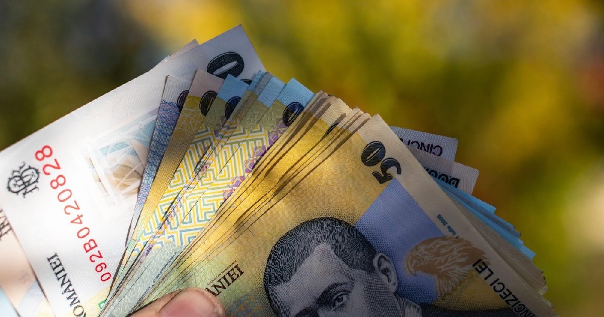 bancnote de 50, 100 și 200 de lei ținute sub formă de evantai în mâna de un bărbat