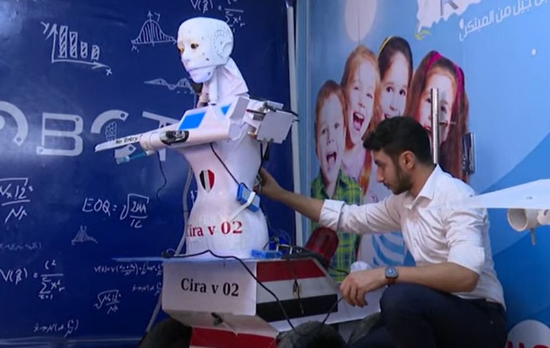 VIDEO | Un inventator din Egipt testează un robot care poate recolta analize pentru depistarea COVID-19