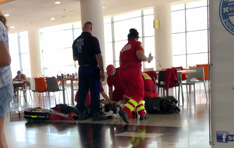 Un bătrân a murit înecat cu mâncare, într-un mall din Botoșani, în timp ce oamenii din jur filmau