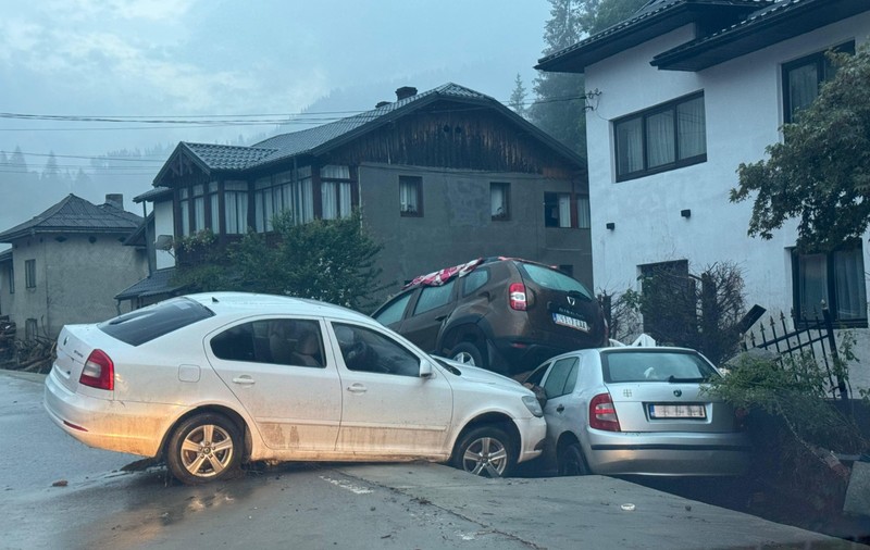 Cum arată cimitirul de mașini de la marginea orașului Broșteni, după viitura care a măturat totul în județul Suceava
