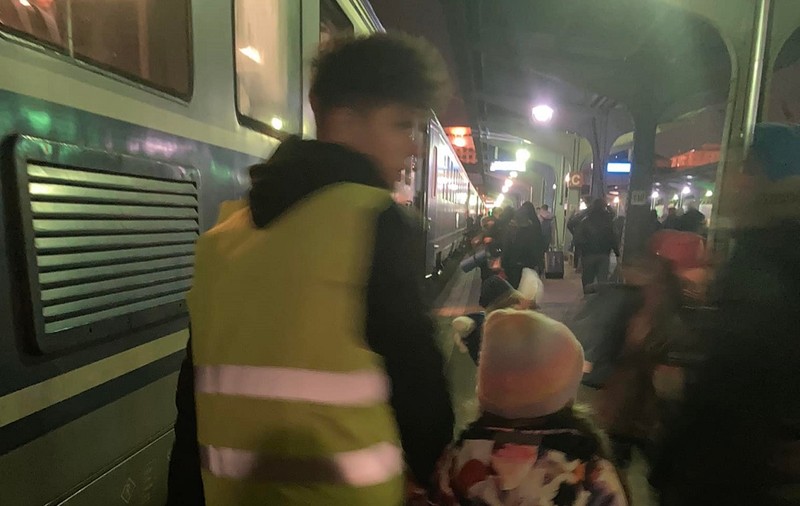 „Primul nostru înger român!” O refugiată din Ucraina l-a găsit pe Andrei, adolescentul care a ajutat-o acum un an, în Gara de Nord