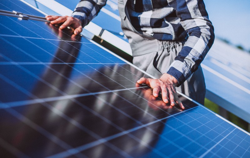 Baterii pentru panouri fotovoltaice: când merită și pentru ce tip de consumatori