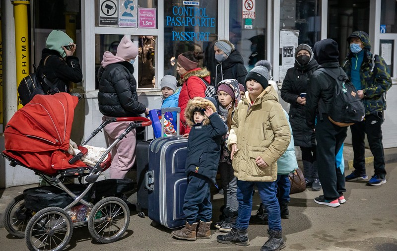 Cum pot primi bani de la stat românii care găzduiesc refugiaţi din Ucraina. Se vor deconta 20 de lei pe zi de persoană, cheltuieli cu hrana