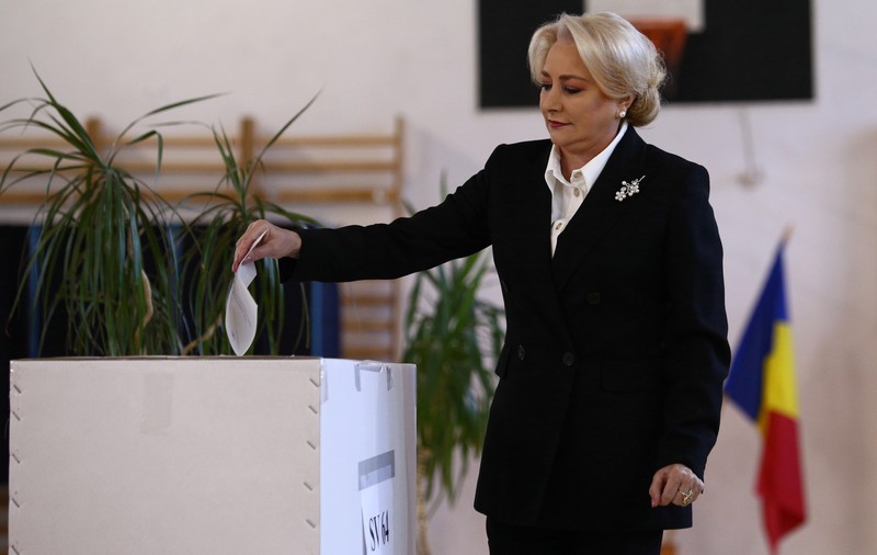 Referendum pentru definirea familiei | Viorica Dăncilă a votat la liceul Jean Monnet din Capitală - VIDEO