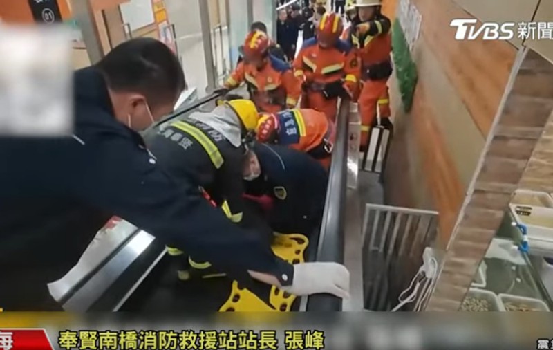Momentul în care o tânără este „înghițită” de scara rulantă dintr-un centru comercial din Shanghai. Femeia a fost grav rănită