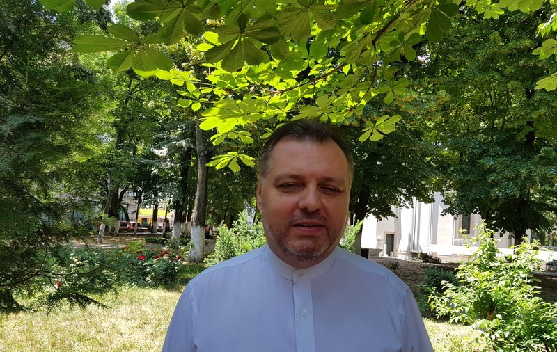 Mesajul parintelui Emil Cărămizaru: De Rusalii, să răspândim pacea pe care Duhul Sfânt o dă lumii acesteia, bunătatea, credința însoțite de facerile  de bine